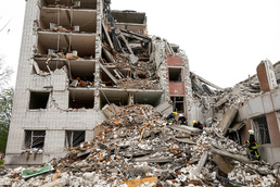 [사진] 러 미사일 포격 받아 허물어진 체르니히우의 건물