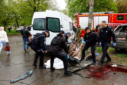 [사진] 러 미사일 포격에 숨진 희생자 옮기는 우크라 경찰