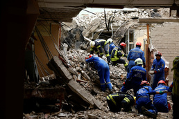 [사진] 러 미사일 포격 받은 건물 수색 우크라 구조대원