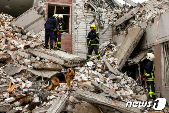 [사진] 러 포격 받은 건물서 생존자 찾는 우크라 구조대원