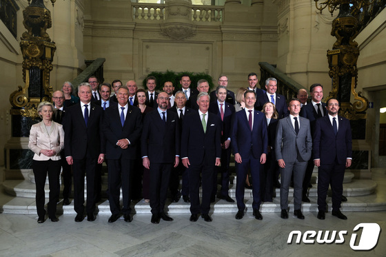 [사진] 포즈 취하는 EU 특별 정상회의 참석 EU 지도자들