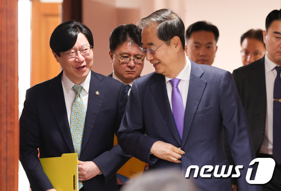 김소영 금융위 부위원장과 대화하는 한덕수 총리