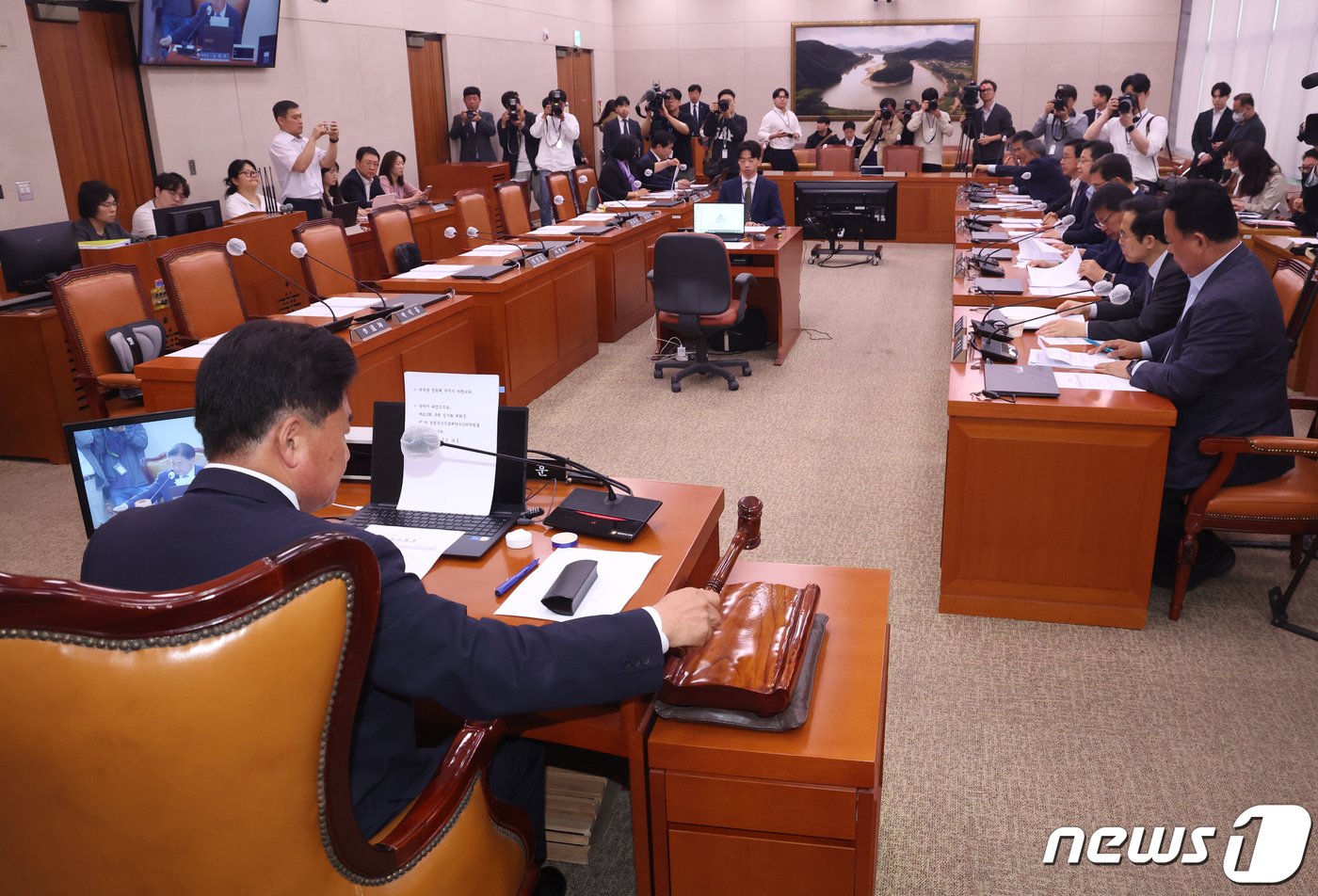 본문 이미지 - 소병훈 국회 농해수위위원장이 18일 서울 여의도 국회에서 열린 농림축산식품해양수산위원회 전체회의에서 의사봉을 두드리며 '양곡관리법 개정안'과 '농산물 가격 안정법 개정안'을 국회 본회의에 직회부하는 안을 야당 단독으로 가결하고 있다. 2024.4.18/뉴스1 ⓒ News1 송원영 기자