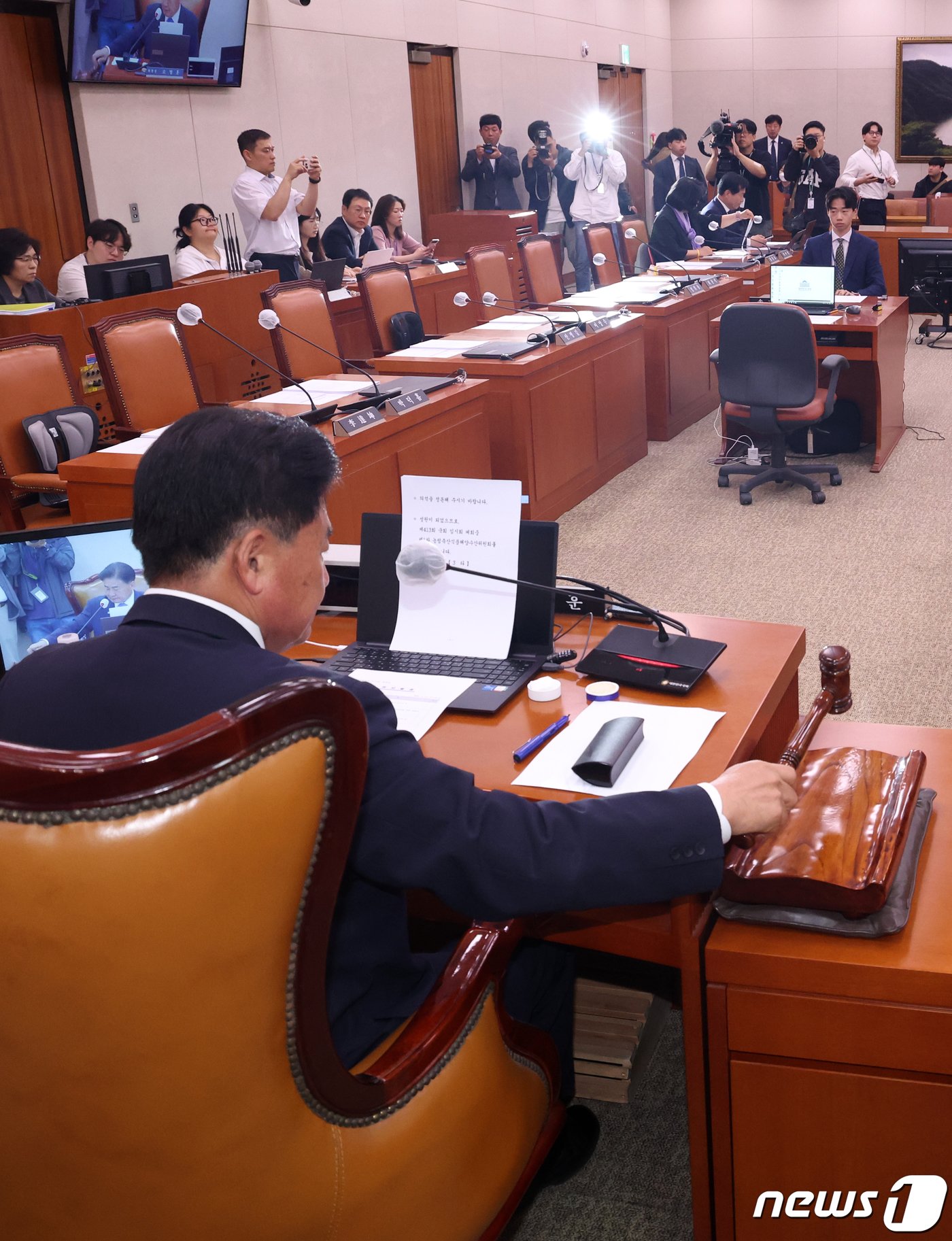 소병훈 국회 농해수위위원장이 18일 서울 여의도 국회에서 열린 농림축산식품해양수산위원회 전체회의에서 의사봉을 두드리며 &#39;양곡관리법 개정안&#39;과 &#39;농산물 가격 안정법 개정안&#39;을 국회 본회의에 직회부하는 안을 야당 단독으로 가결하고 있다. 2024.4.18/뉴스1 ⓒ News1 송원영 기자