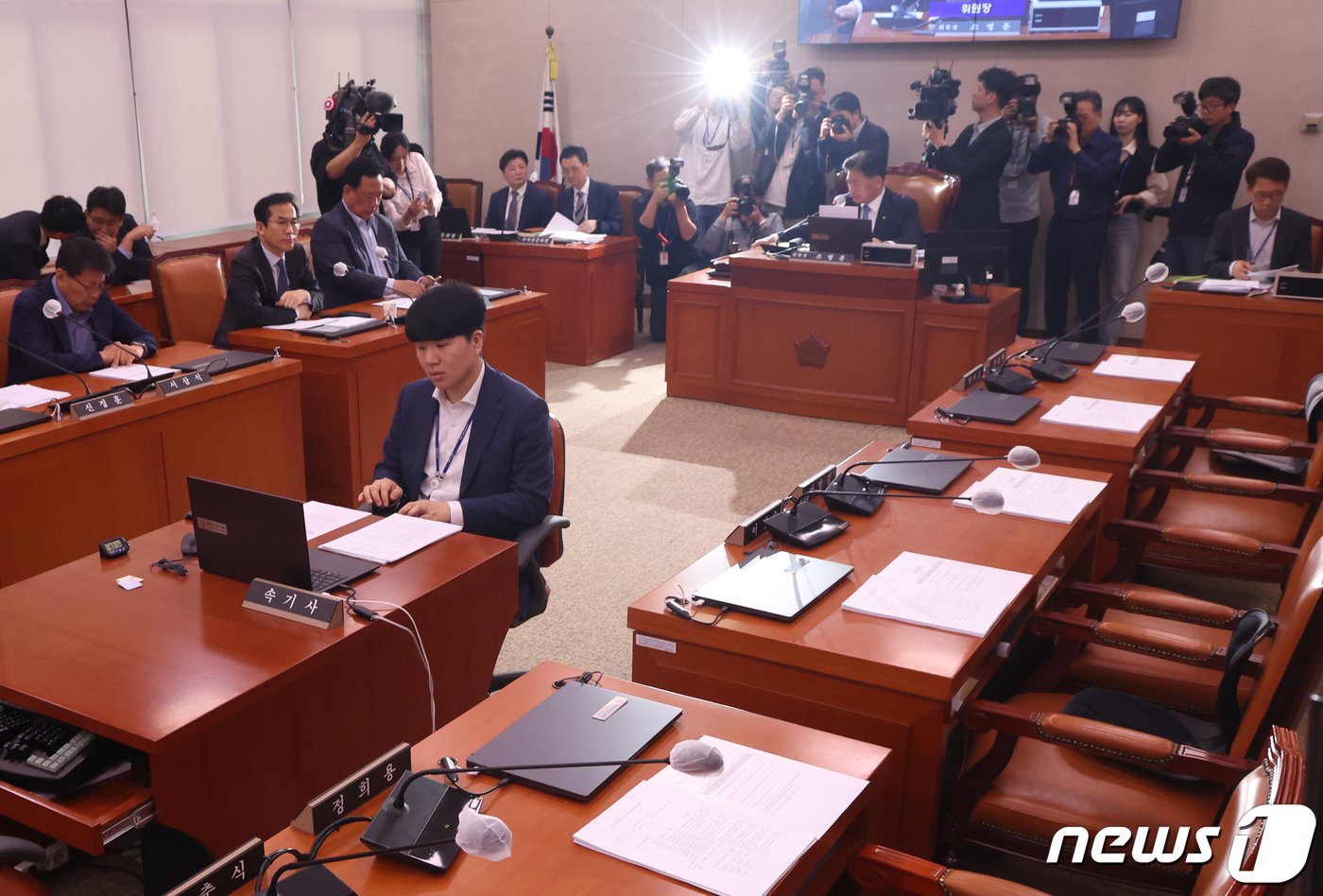 소병훈 국회 농해수위위원장이 18일 서울 여의도 국회에서 열린 농림축산식품해양수산위원회 전체회의에서 의사봉을 두드리며 &#39;양곡관리법 개정안&#39;과 &#39;농산물 가격 안정법 개정안&#39;을 국회 본회의에 직회부하는 안을 야당 단독으로 가결하고 있다. 2024.4.18/뉴스1 ⓒ News1 송원영 기자