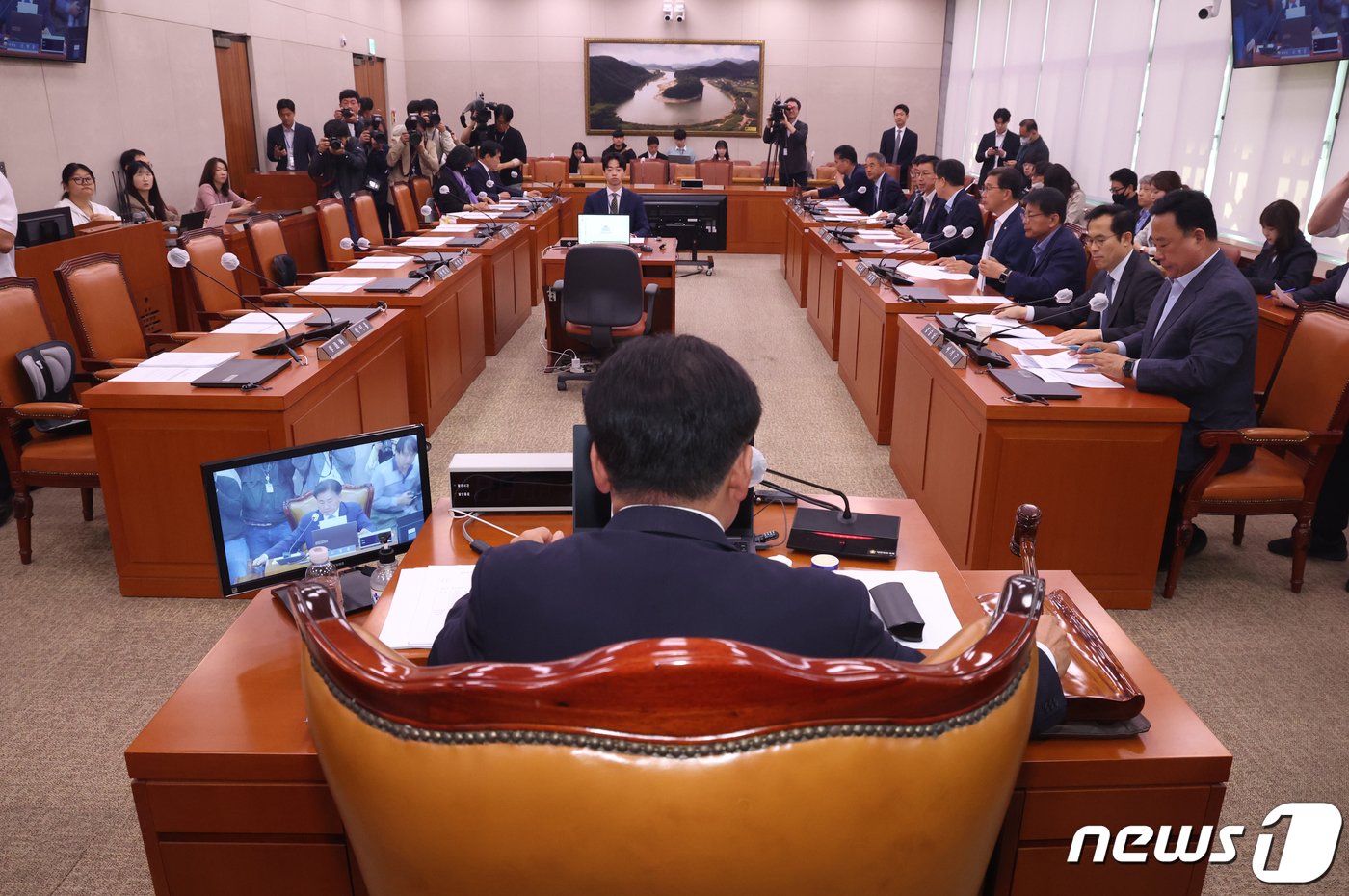 본문 이미지 - 소병훈 국회 농해수위위원장이 18일 서울 여의도 국회에서 열린 농림축산식품해양수산위원회 전체회의에서 의사봉을 두드리며 '양곡관리법 개정안'과 '농산물 가격 안정법 개정안'을 국회 본회의에 직회부하는 안을 야당 단독으로 가결하고 있다. 2024.4.18/뉴스1 ⓒ News1 송원영 기자