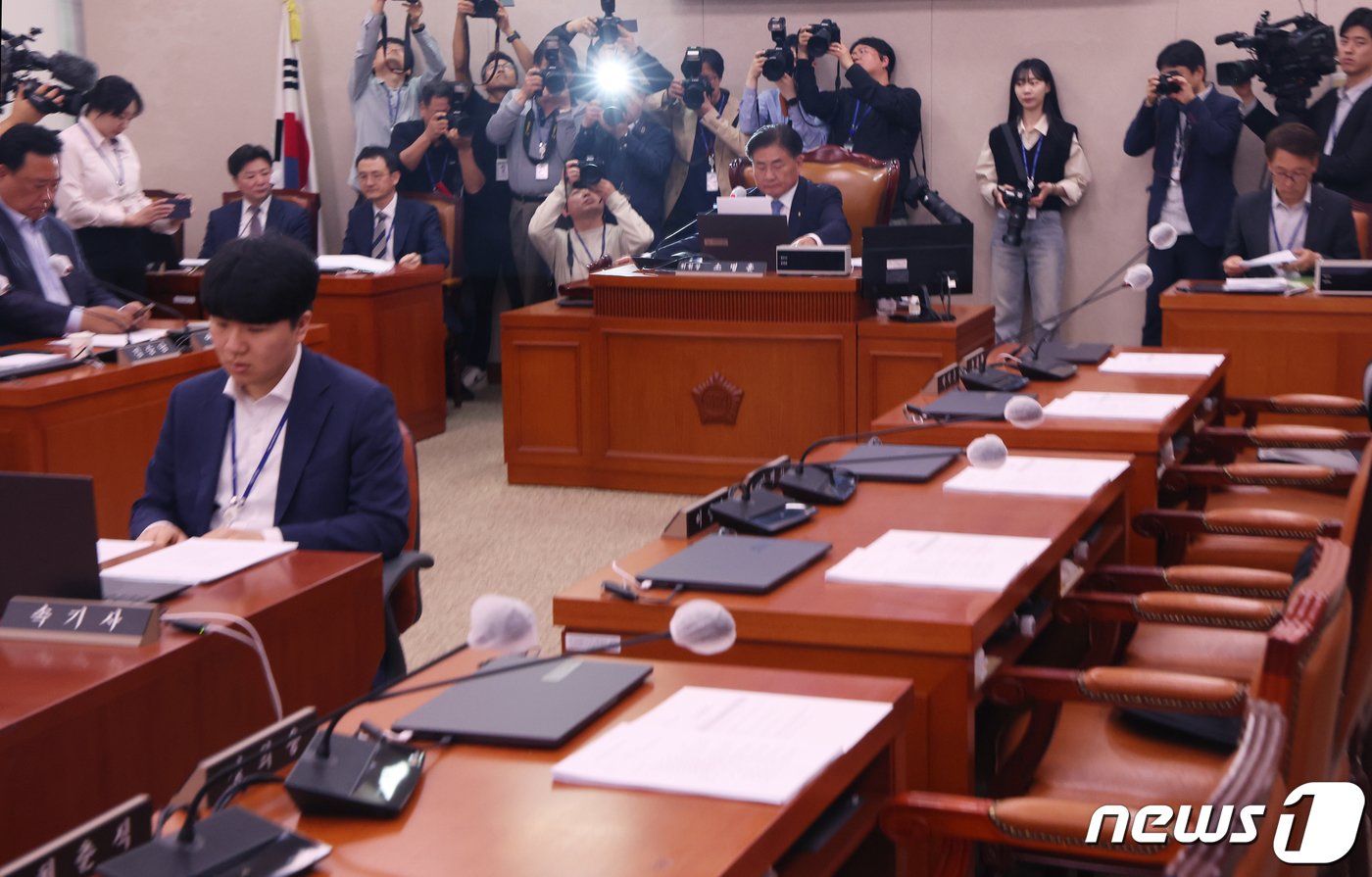 본문 이미지 - 소병훈 국회 농해수위위원장이 18일 서울 여의도 국회에서 열린 농림축산식품해양수산위원회 전체회의에서 의사봉을 두드리며 '양곡관리법 개정안'과 '농산물 가격 안정법 개정안'을 국회 본회의에 직회부하는 안을 야당 단독으로 가결하고 있다. 2024.4.18/뉴스1 ⓒ News1 송원영 기자