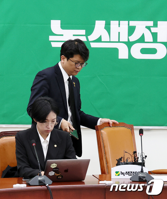 회의 참석하는 김준우 상임대표
