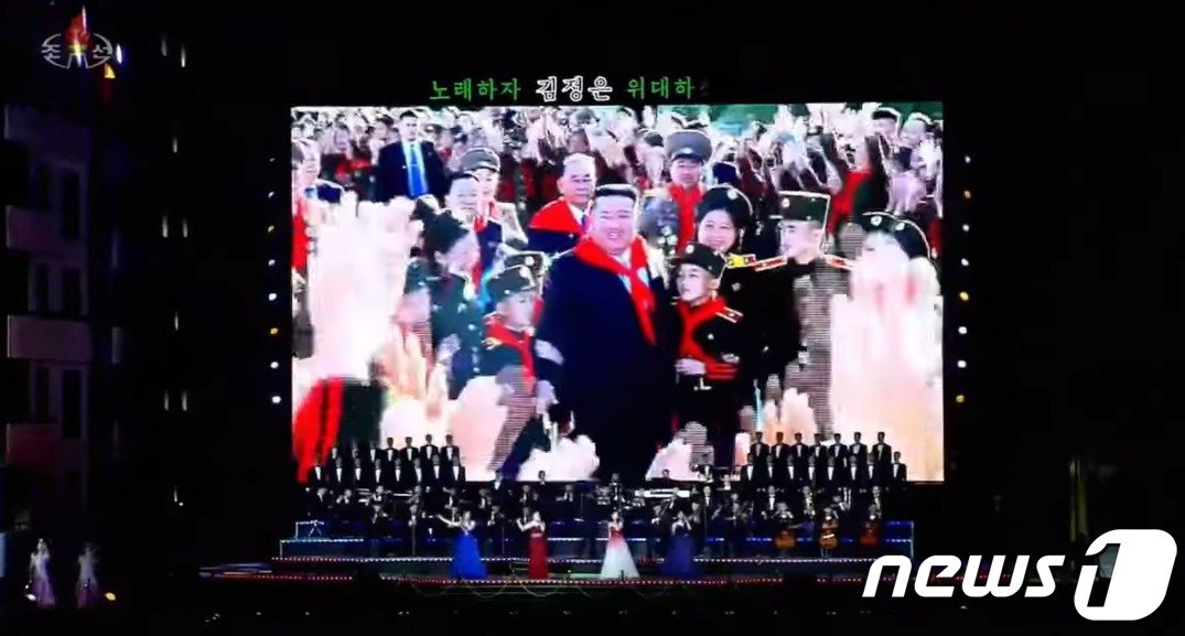 본문 이미지 - 조선중앙TV가 화성지구 2단계 1만 세대 살림집 준공식 소식을 보도했다. (출처 조선중앙TV 캡처)