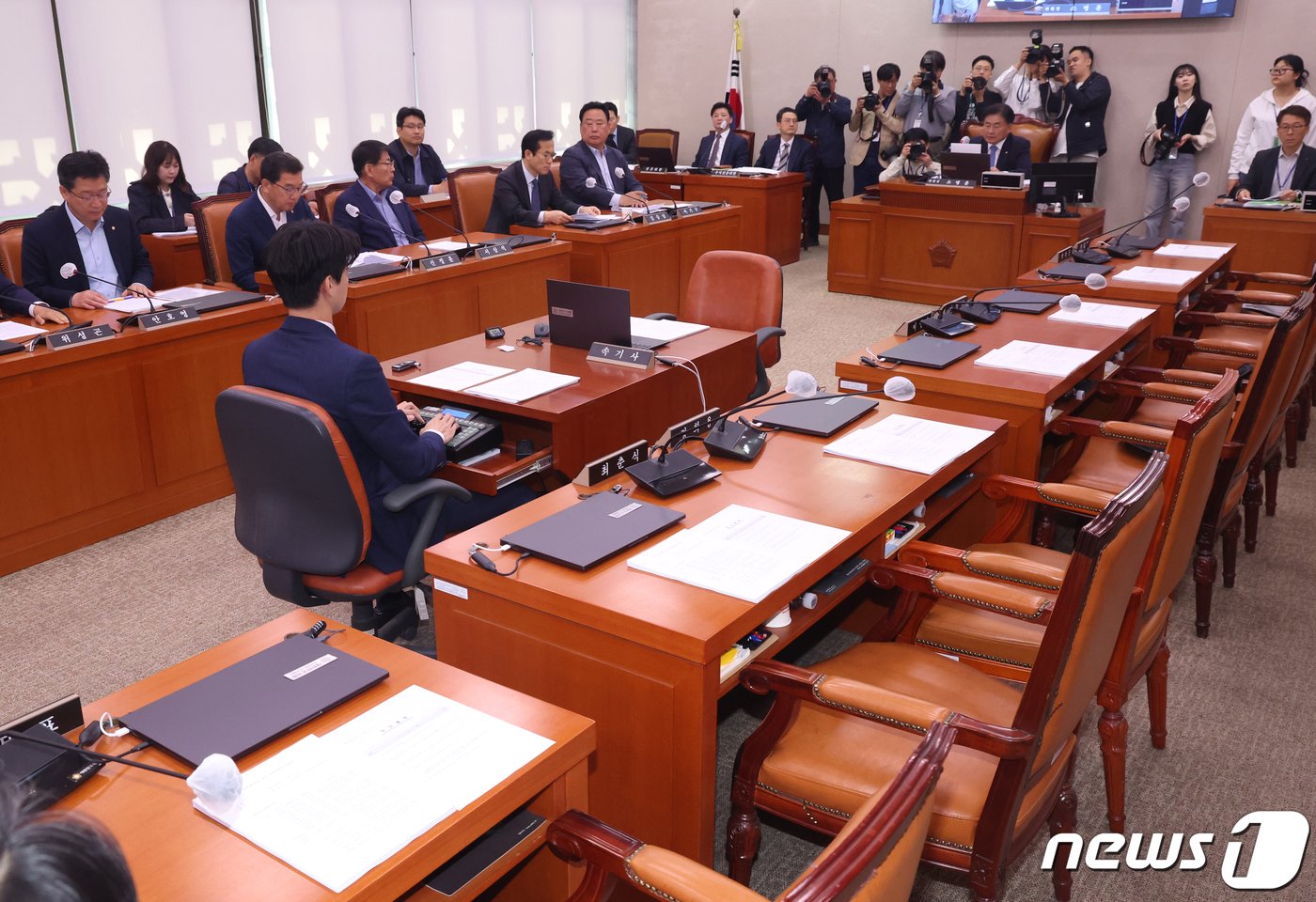 본문 이미지 - 소병훈 국회 농해수위위원장이 18일 서울 여의도 국회에서 열린 농림축산식품해양수산위원회 전체회의를 주재하고 있다. 이날 야당 농해수위 의원들은 '양곡관리법 개정안'과 '농산물 가격 안정법 개정안' 등을 국회 본회의에 직회부하는 안을 단독으로 가결했다. 2024.4.18/뉴스1 ⓒ News1 송원영 기자