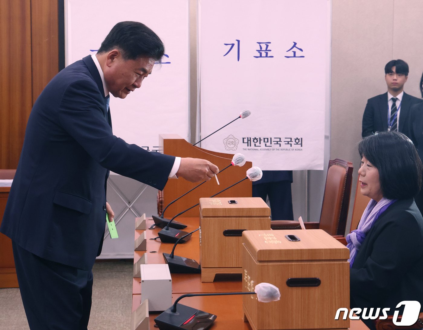 본문 이미지 - 소병훈 국회 농해수위 위원장이 18일 서울 여의도 국회에서 열린 농림축산식품해양수산위원회 전체회의에서 '제2 양곡관리법 개정안' 등에 대한 본회의 부의 요구의 건을 무기명 투표 하고 있다. 2024.4.18/뉴스1 ⓒ News1 송원영 기자