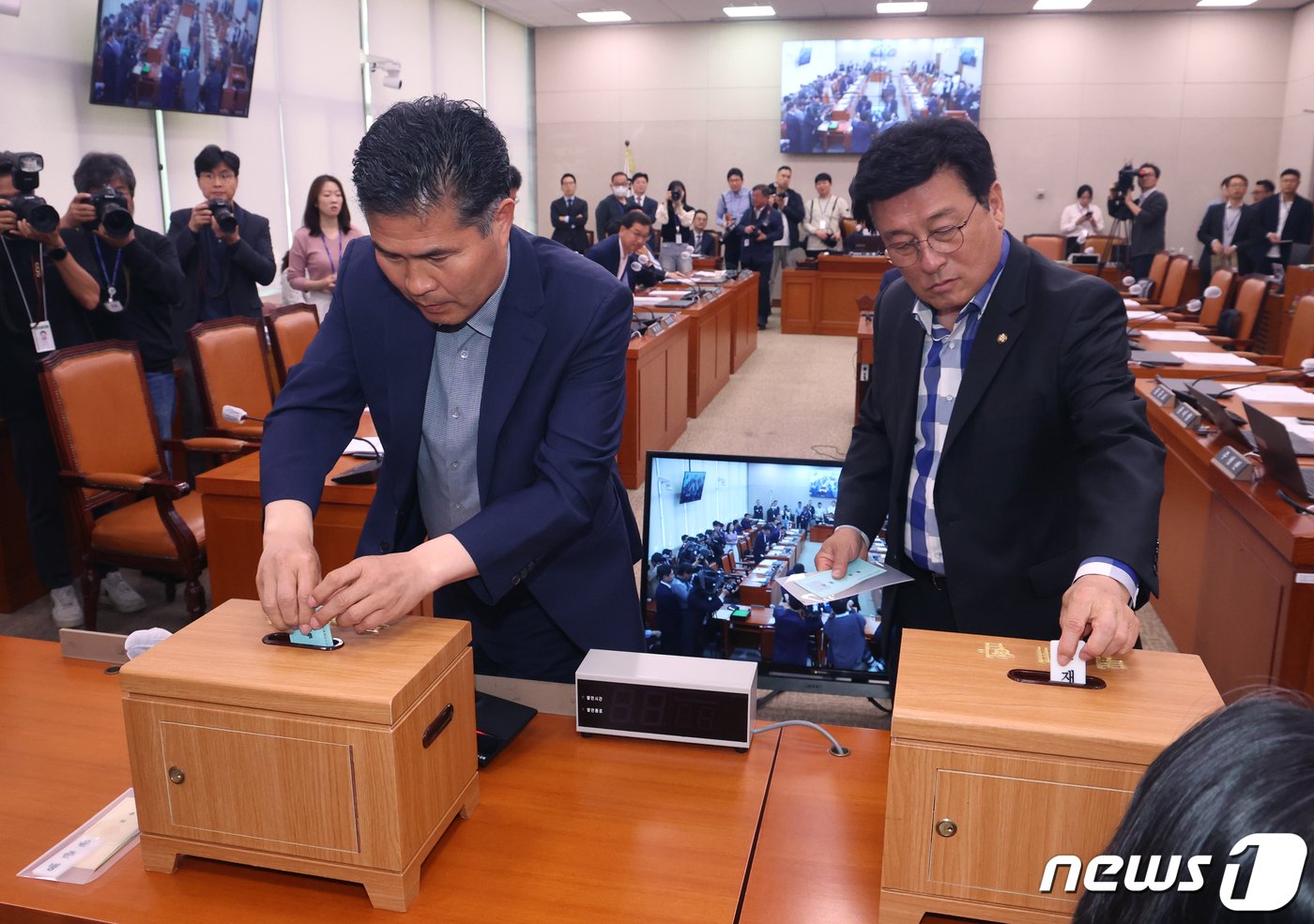 더불어민주당 윤재갑, 이원택 국회 농해수위 의원 등이 18일 서울 여의도 국회에서 열린 농림축산식품해양수산위원회 전체회의에서 &#39;제2 양곡관리법 개정안&#39; 등에 대한 본회의 부의 요구의 건을 무기명 투표를 하고 있다. 2024.4.18/뉴스1 ⓒ News1 송원영 기자