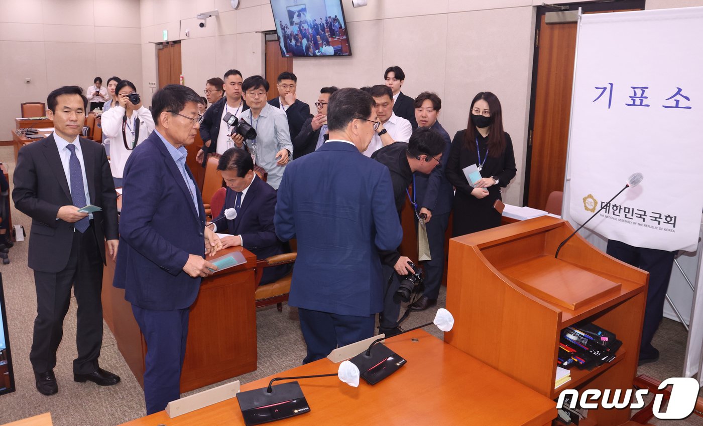 본문 이미지 - 더불어민주당 국회 농해수위 의원들이 18일 서울 여의도 국회에서 열린 농림축산식품해양수산위원회 전체회의에서 '제2 양곡관리법 개정안' 등에 대한 본회의 부의 요구의 건을 무기명 투표를 하고 있다. 2024.4.18/뉴스1 ⓒ News1 송원영 기자