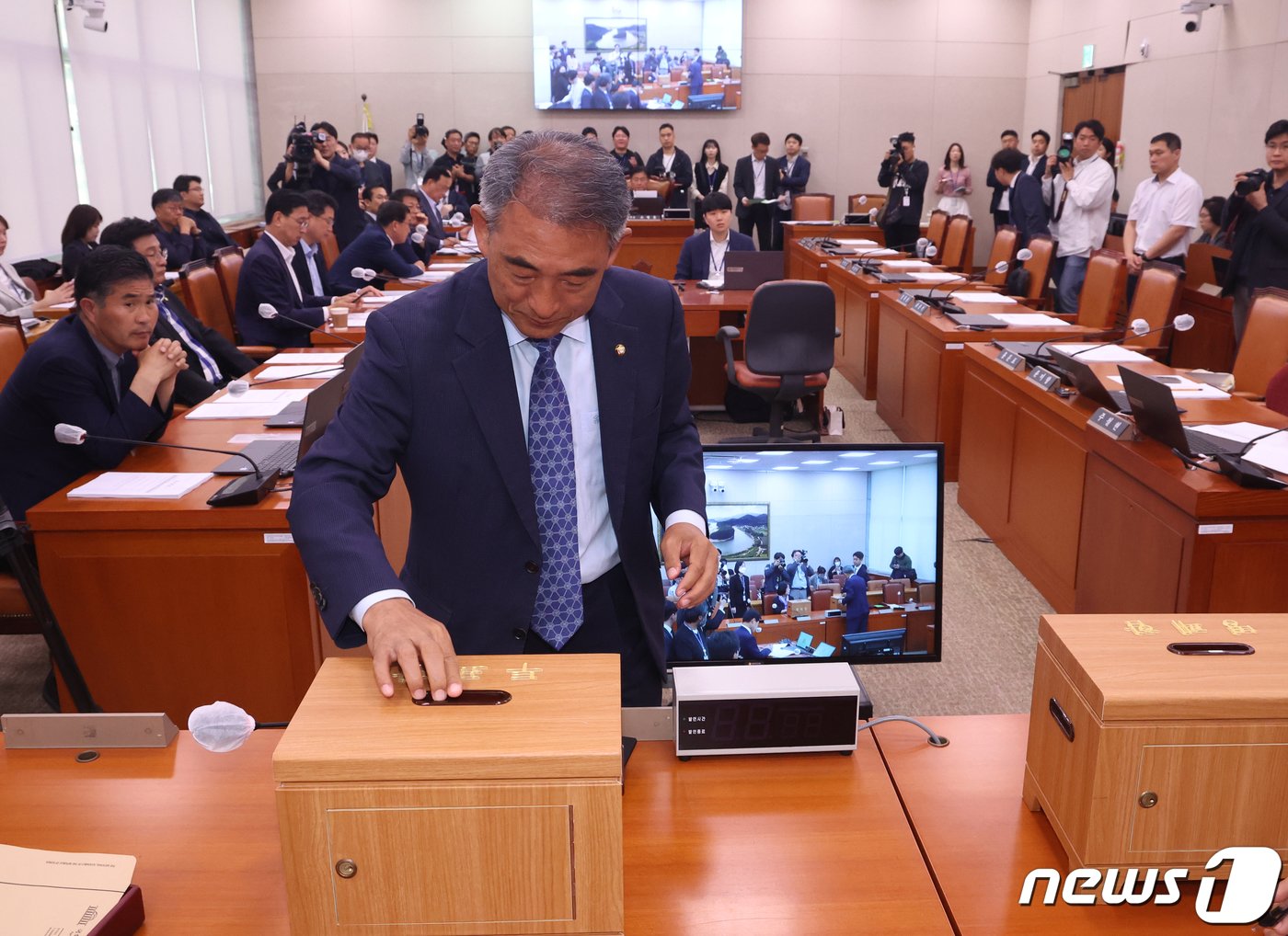 본문 이미지 - 윤준병 더불어민주당 국회 농해수위 의원 18일 서울 여의도 국회에서 열린 농림축산식품해양수산위원회 전체회의에서 '제2 양곡관리법 개정안' 등에 대한 본회의 부의 요구의 건을 무기명 투표를 하고 있다. 2024.4.18/뉴스1 ⓒ News1 송원영 기자