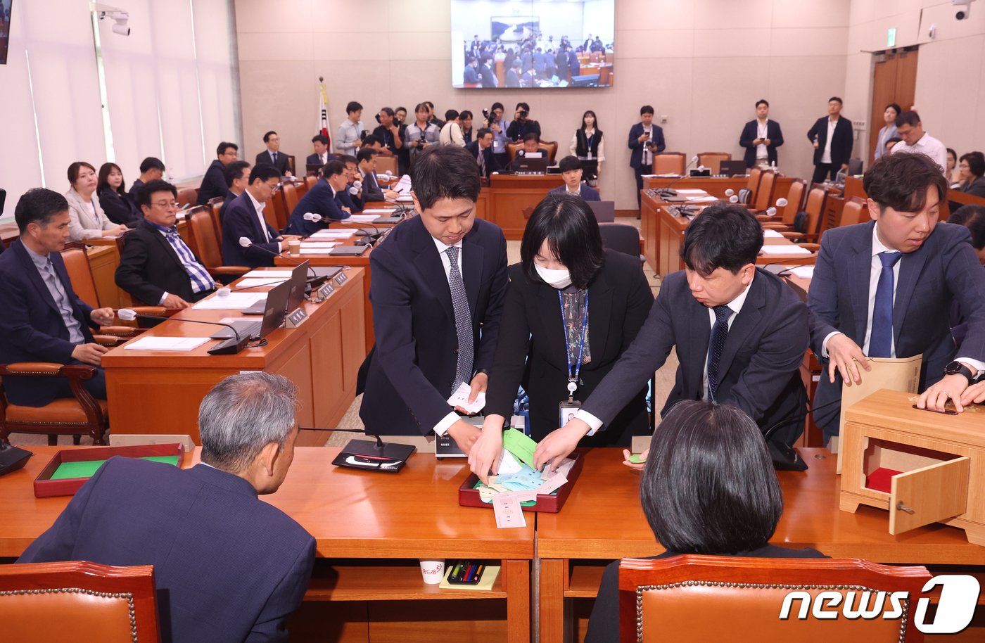 본문 이미지 - 18일 서울 여의도 국회에서 열린 농림축산식품해양수산위원회 전체회의에서 국회 직원들이 '제2 양곡관리법 개정안' 등에 대한 본회의 부의 요구의 건 무기명 투표를 검표하고 있다. 2024.4.18/뉴스1 ⓒ News1 송원영 기자