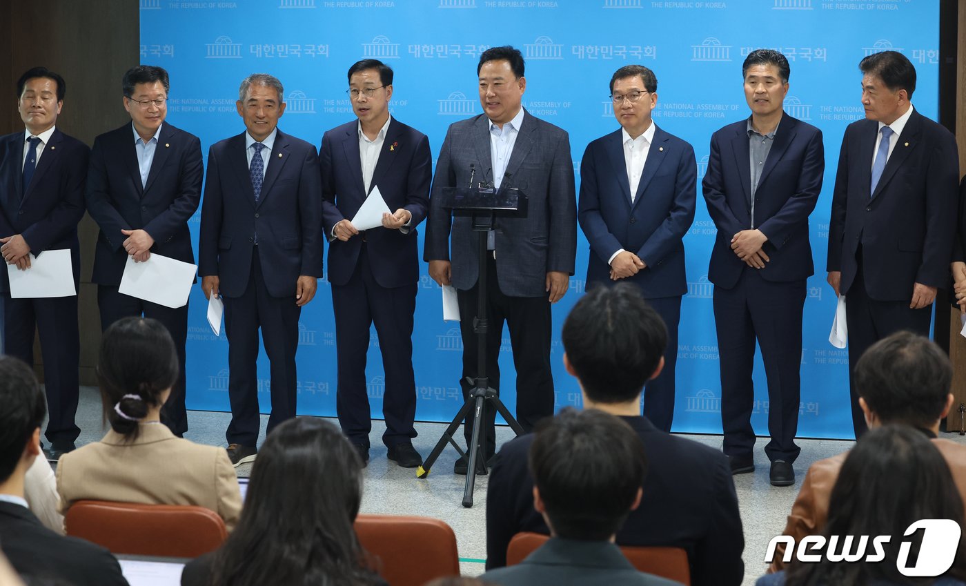 본문 이미지 - 소병훈 국회 농해수위위원장을 비롯한 더불어민주당 등 야당 의원들이 18일 서울 여의도 국회 소통관에서 '양곡관리법 개정안'과 '농산물 가격안정법 개정안' 등을 국회 본회의에 직회부 가결과 관련 기자회견을 하고 있다. 2024.4.18/뉴스1 ⓒ News1 송원영 기자