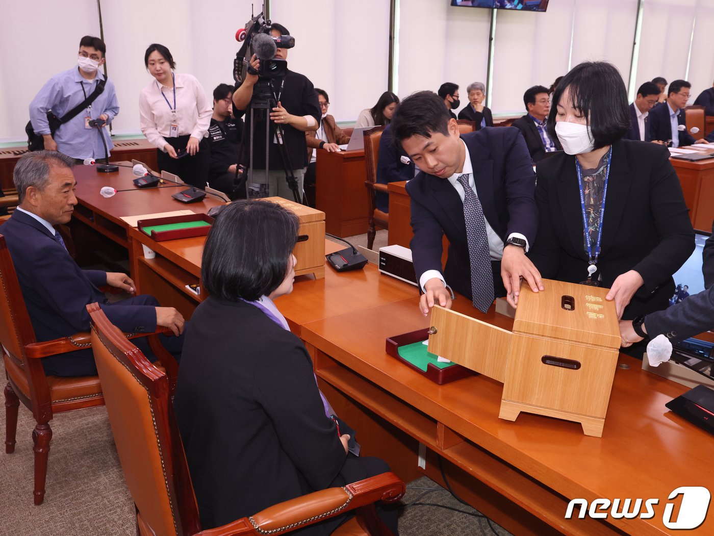 본문 이미지 - 18일 서울 여의도 국회에서 열린 농림축산식품해양수산위원회 전체회의에서 국회 직원들이 '제2 양곡관리법 개정안' 등에 대한 본회의 부의 요구의 건 무기명 투표를 검표하고 있다. 2024.4.18/뉴스1 ⓒ News1 송원영 기자