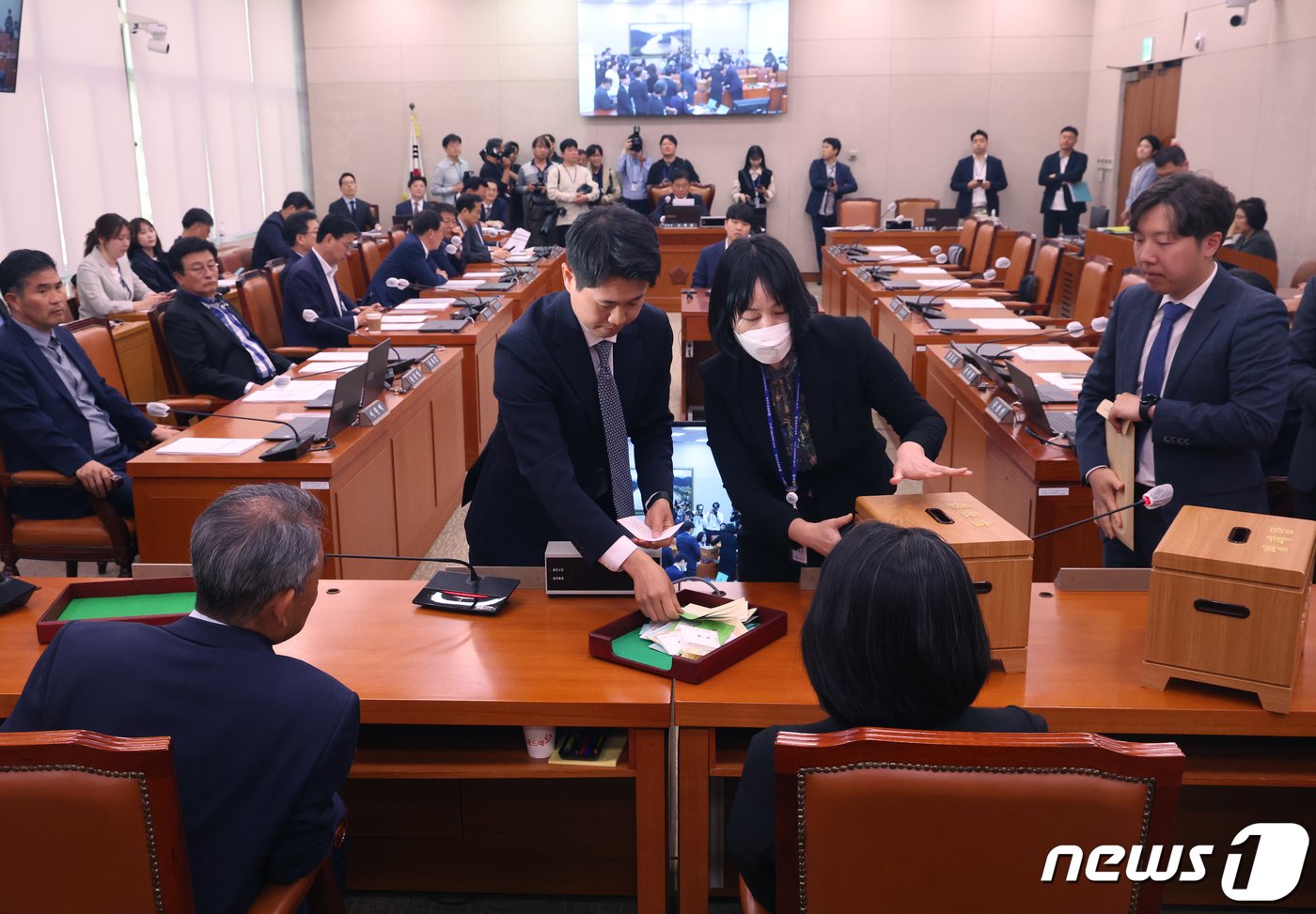 본문 이미지 - 18일 서울 여의도 국회에서 열린 농림축산식품해양수산위원회 전체회의에서 국회 직원들이 '제2 양곡관리법 개정안' 등에 대한 본회의 부의 요구의 건 무기명 투표를 검표하고 있다. 2024.4.18/뉴스1 ⓒ News1 송원영 기자