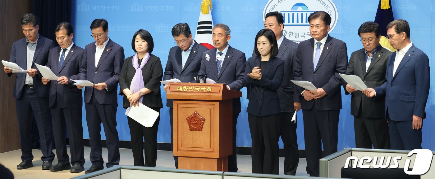 본문 이미지 - 소병훈 국회 농해수위위원장을 비롯한 더불어민주당 등 야당 의원들이 18일 서울 여의도 국회 소통관에서 '양곡관리법 개정안'과 '농산물 가격안정법 개정안' 등을 국회 본회의에 직회부 가결과 관련 기자회견을 하고 있다. 2024.4.18/뉴스1 ⓒ News1 송원영 기자