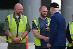 [사진]  피츠버그 건설 노동자와 악수하는 바이든 대통령
