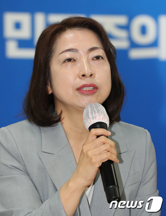 기자회견하는 황정아 대전 유성구을 국회의원 당선인