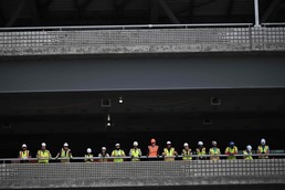 [사진] 바이든 피츠버그 공사 현장 방문 지켜 보는 근로자들