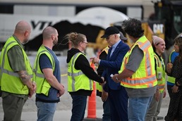 [사진] 피츠버그 공항서 건설 근로자와 만나는 바이든