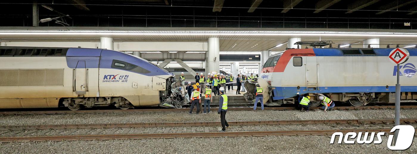 (서울=뉴스1) 장수영 기자 = 18일 오전 경부선 서울역 승강장에서 KTX-산천 열차(서울-부산, 287명)와 여객이 승차하지 않은 무궁화호 열차 접촉사고가 발생해 관계자들이 사 …