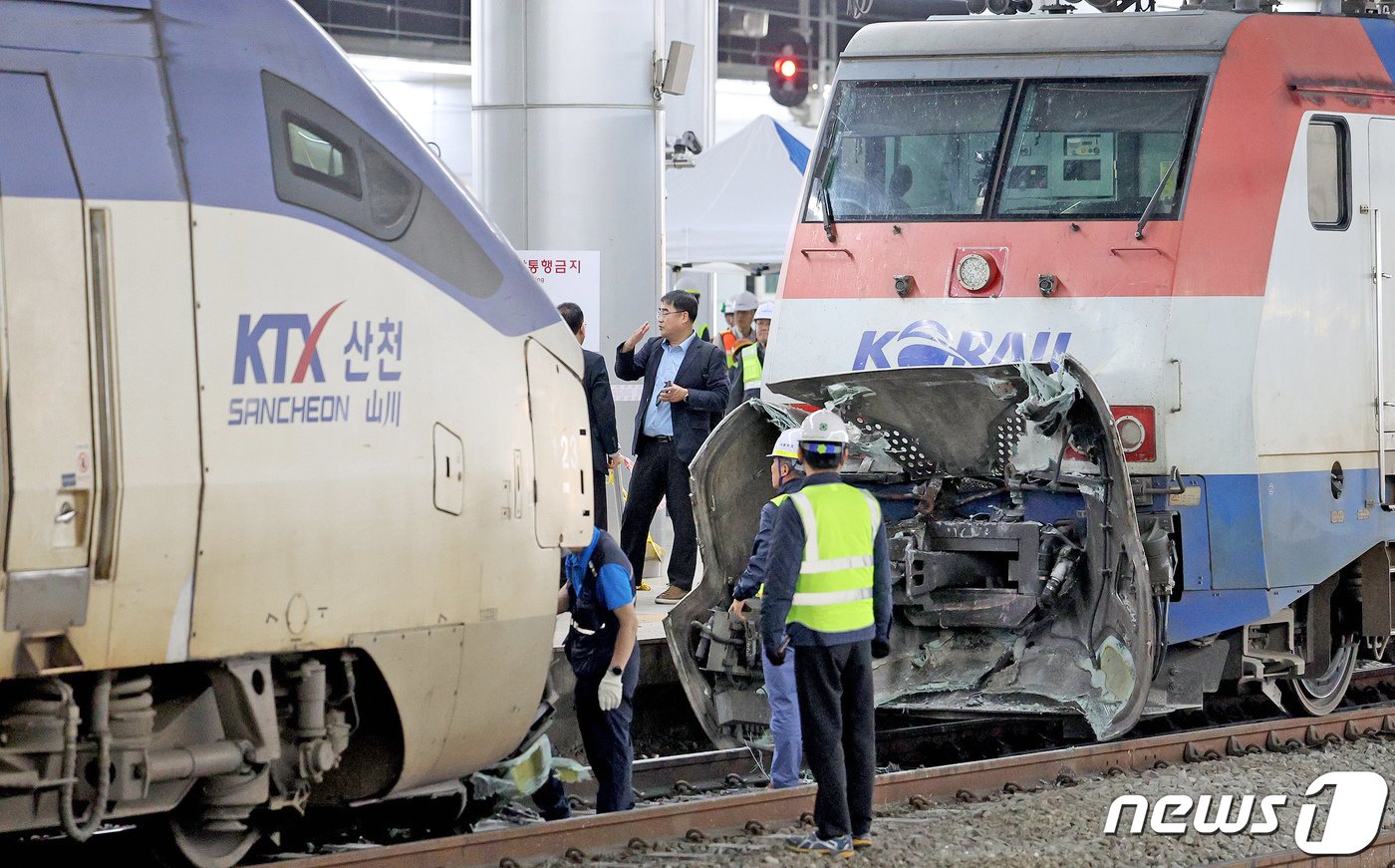 18일 오전 경부선 서울역 승강장에서 KTX-산천 열차&#40;서울-부산, 287명&#41;와 여객이 승차하지 않은 무궁화호 열차 접촉사고가 발생해 관계자들이 사고 처리를 하고 있다. 2024.4.18/뉴스1 ⓒ News1 장수영 기자