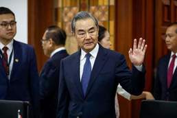 [사진] 인도네시아 외교와 회담 도착하며 손 흔드는 왕이