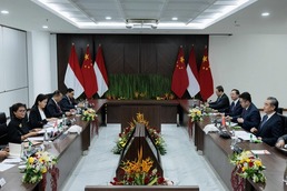 [사진] 회담하는 왕이 中 외교와 마르수디 인도네시아 외교