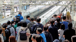 혼잡한 서울역 승강장 뒤로 보이는 사고 KTX열차