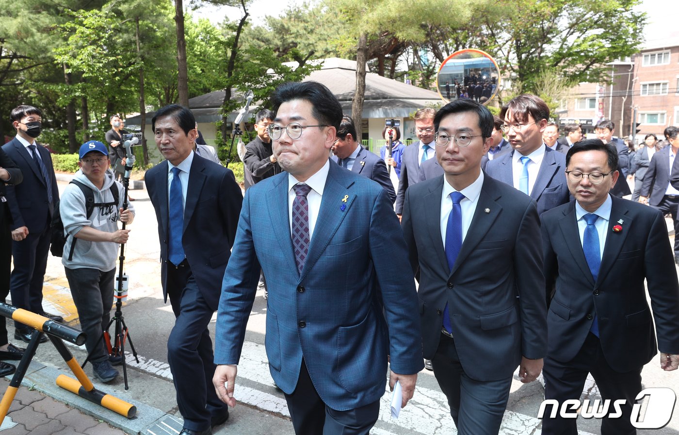 박찬대 더불어민주당 검찰독재정치탄압대책위원회 공동위원장과 김승원 법률위원장을 비롯한 22대 총선 당선인들이 18일 오전 경기 수원시 영통구 수원구치소를 항의 방문을 하고 있다. 2024.4.18/뉴스1 ⓒ News1 김영운 기자