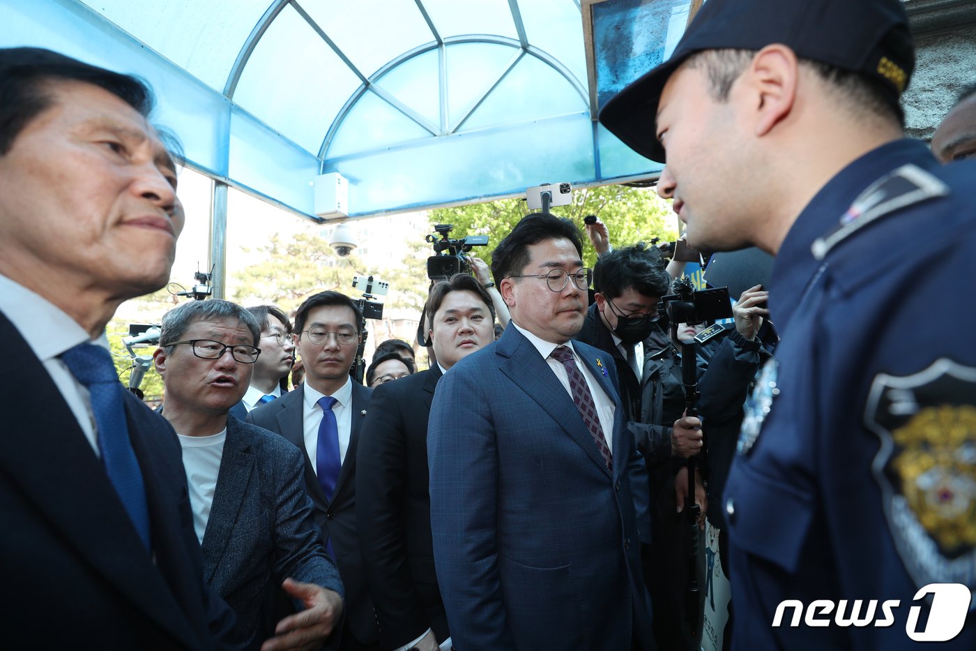 박찬대 더불어민주당 검찰독재정치탄압대책위원회 공동위원장과 김승원 법률위원장을 비롯한 22대 총선 당선인들이 18일 오전 경기 수원시 영통구 수원구치소를 항의 방문을 하고 있다. 2024.4.18/뉴스1 ⓒ News1 김영운 기자