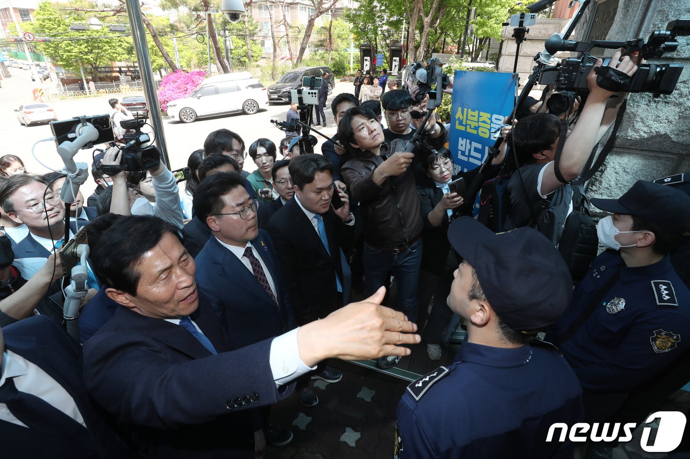 박찬대 더불어민주당 검찰독재정치탄압대책위원회 공동위원장과 김승원 법률위원장을 비롯한 22대 총선 당선인들이 18일 오전 경기 수원시 영통구 수원구치소를 항의 방문을 하고 있다. 2024.4.18/뉴스1 ⓒ News1 김영운 기자