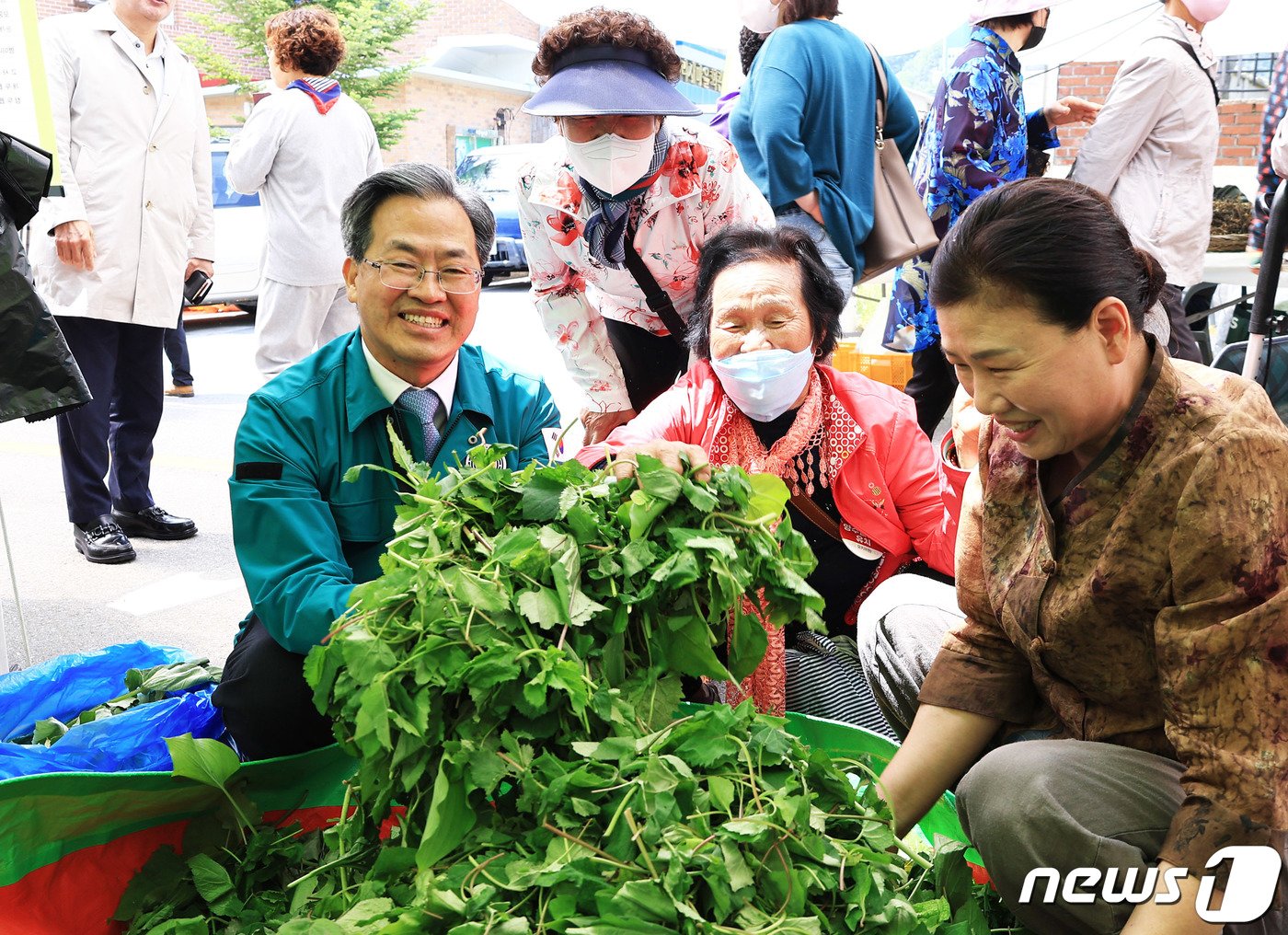 영양 산나물축제에서 오도창 영양 군수&#40;왼쪽&#41;가 산나물을 살펴보고 있다. ⓒ News1 김대벽기자