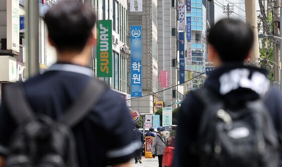 "사교육 과열 낮추려면 EBS 연계 높여야…학원 교습 시간 제한도"(종합)