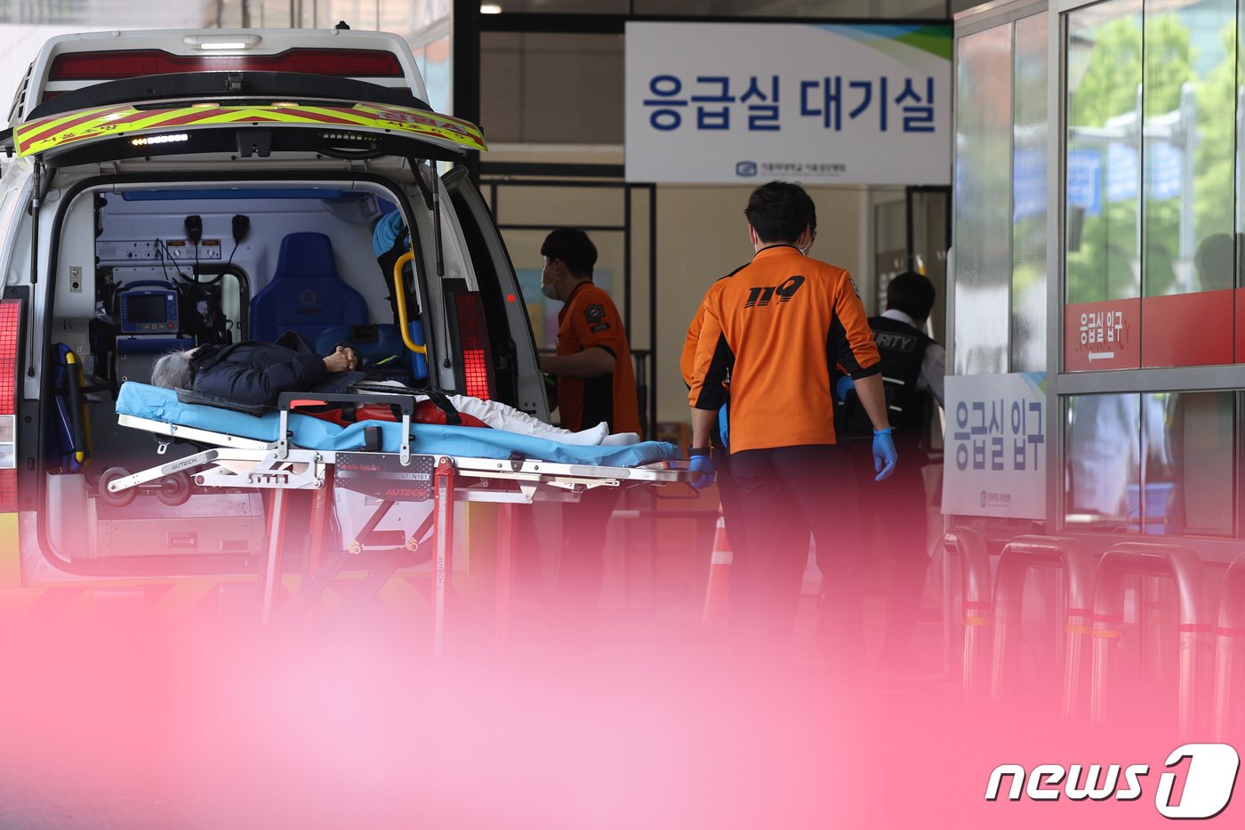 본문 이미지 - 18일 서울의 한 대학병원에서 응급대원들이 환자를 이송하고 있다. 2024.4.18/뉴스1 ⓒ News1 신웅수 기자