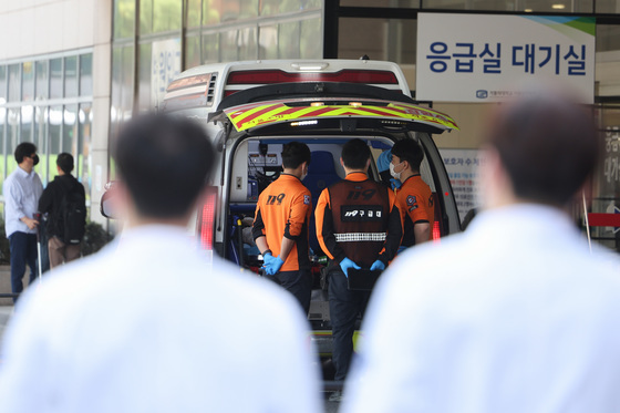 "젊은 의사들 떠날 것"…'대구 응급실 뺑뺑이' 의료진 송치에 반발