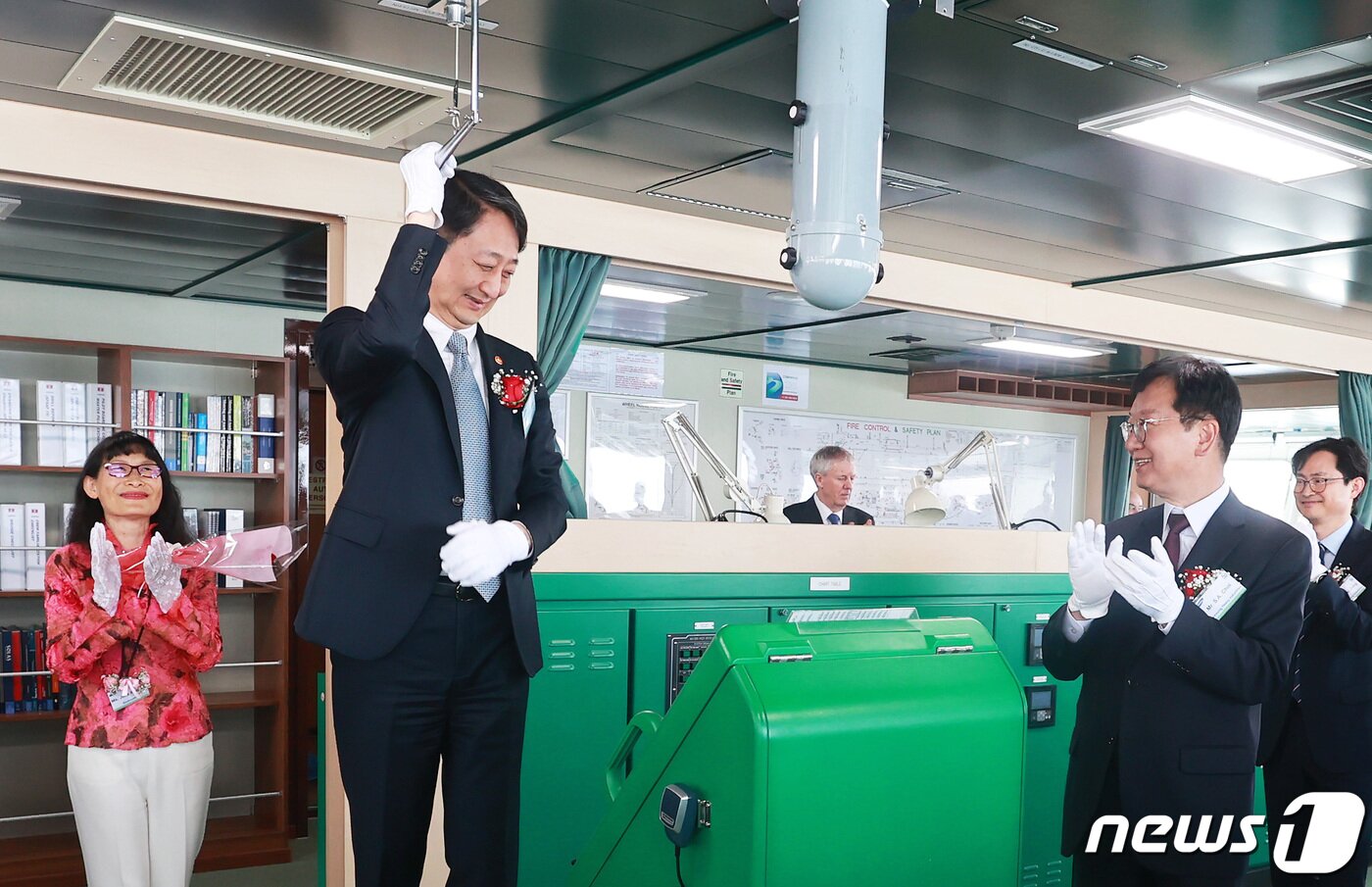 본문 이미지 - 안덕근 산업통상자원부 장관이 18일 오전 경남 거제시 삼성중공업 거제조선소에서 열린 대형 액화천연가스(LNG) 운반선 수출 500호선인 '오리온 스피릿(Orion Spirit)'호 명명식에서 뱃고동을 시연하고 있다. 오리온 스피릿호는 1994년 대한민국이 처음으로 LNG운반선을 건조한 이래 국내 조선소가 30년 만에 500번째로 수출하는 선박으로 미국 JP모건에 인도된다. (산업통상자원부 제공) 2024.4.18/뉴스1