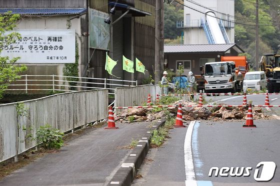 [포토]일본 서남부 6.3 지진…고속도로 막은 토사