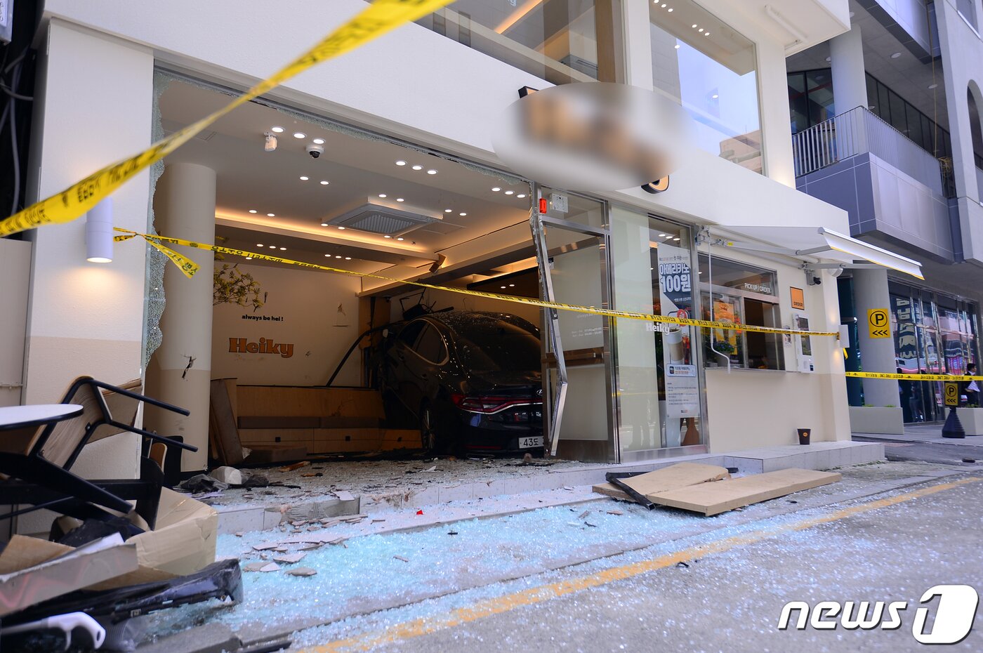 본문 이미지 - 18일 낮 12시14분쯤 광주 동구 대인동 한 카페로 차량이 돌진하는 사고가 발생해 유리 파편들이 흩어져 있다. 2024.4.18/뉴스1 ⓒ News1 이승현 기자