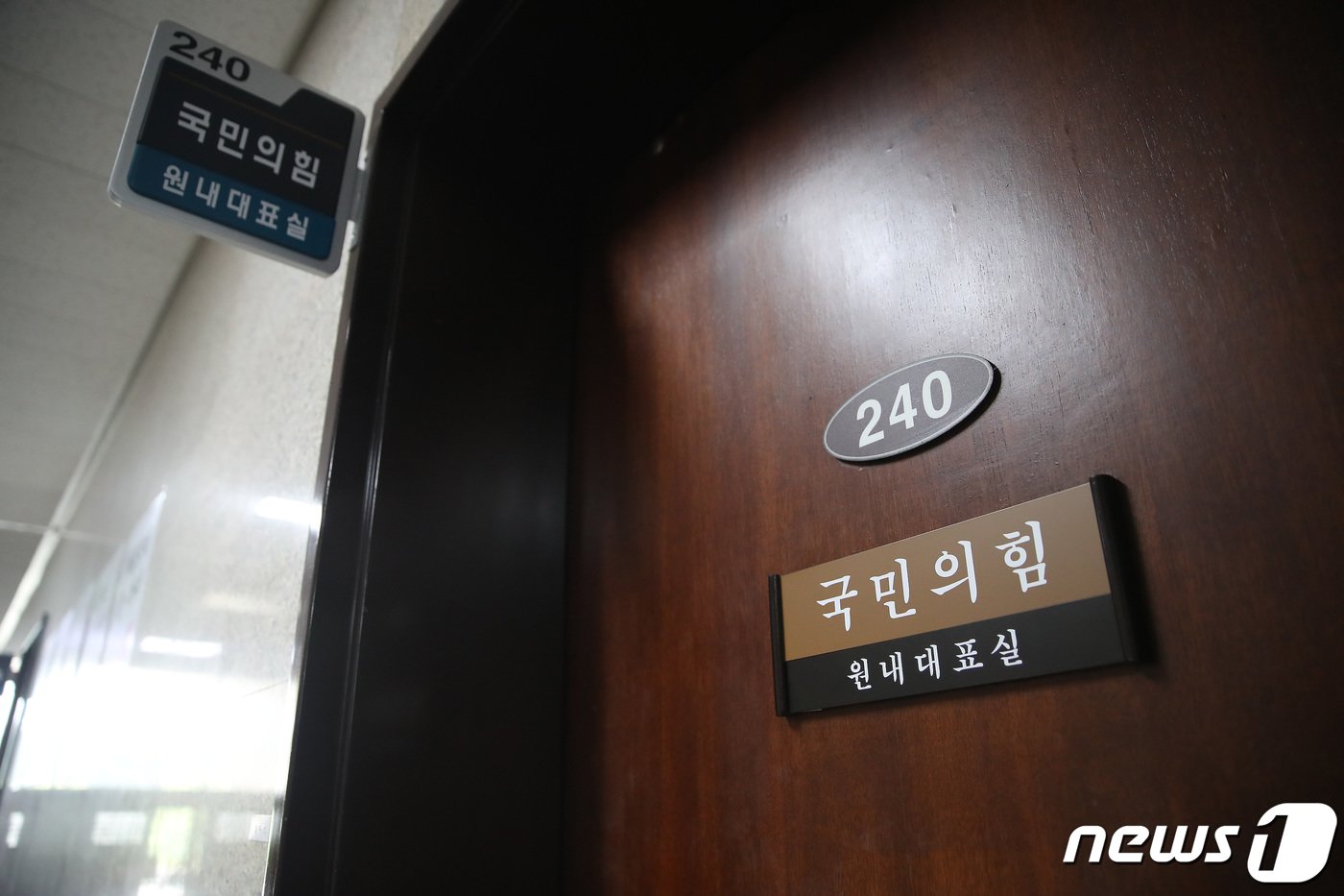 본문 이미지 - 국민의힘이 오는 6월 새로운 지도부 선출을 위한 전당대회를 열기로 뜻을 모았다. 이르면 6월 초·중순 늦어도 6월 말에는 열릴 것으로 예상된다. 오는 22일 열리는 당선자총회에서 윤재옥 권한대행이 실무형 비상대책위원회의 비대위원장으로 추대되고 이후 전당대회를 바로 준비할 경우, 6월 초·중순에도 전당대회가 가능할 것으로 보인다. 사진은 18일 서울 여의도 국회 윤재옥 국민의힘 원내대표 겸 당 대표 권한대행실 모습. 2024.4.18/뉴스1 ⓒ News1 임세영 기자