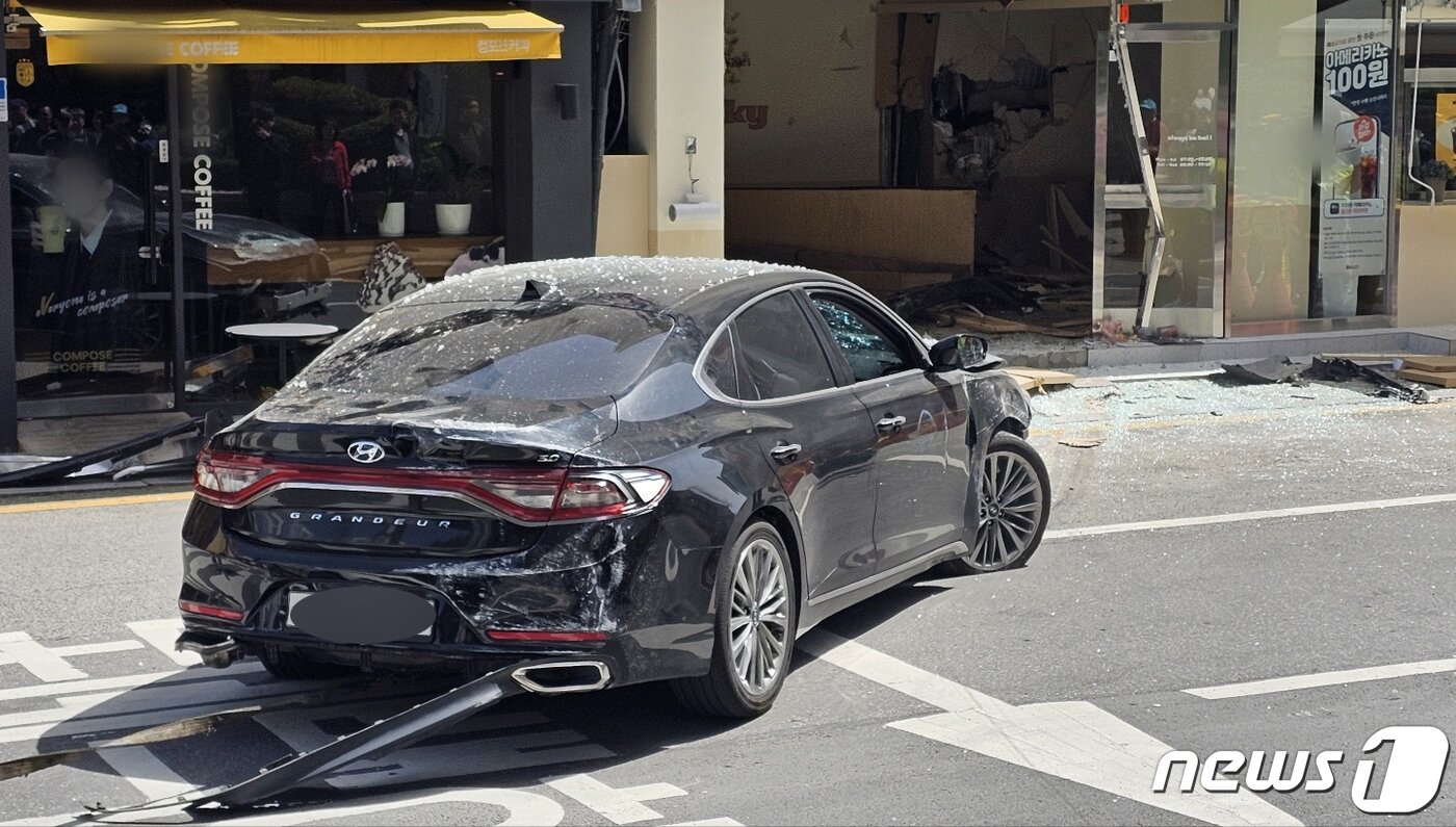 본문 이미지 -  사고 차량을 견인하기 위해 건물 밖으로 빼낸 모습. (독자 제공) 2024.4.18/뉴스1