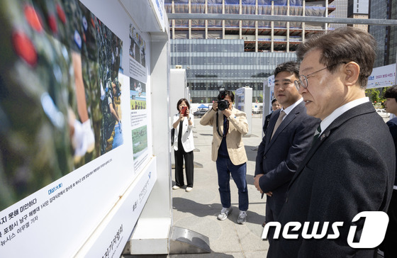 한국보도사진전 대상 작품 관람하는 이재명 대표