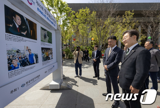 한국보도사진전 관람하는 이재명 대표