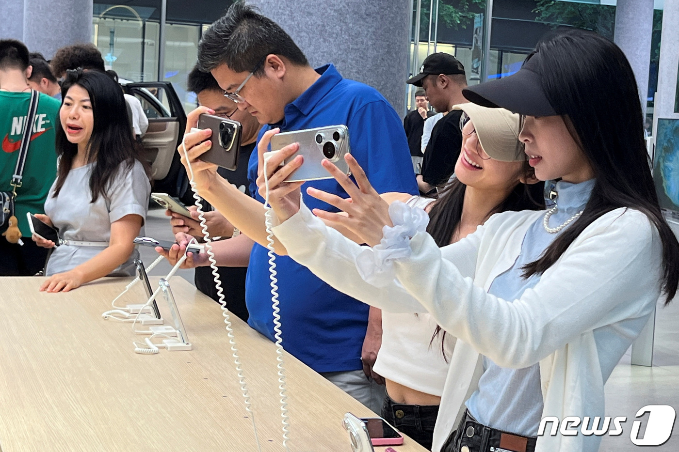 (선전 로이터=뉴스1) 김성식기자 = 중국 선전시 화웨이 플래그십 매장에서 18일 고객들이 이날 첫 판매를 시작한 화화웨이 새 프리미엄 시리즈 '퓨라70' 스마트폰을 살펴보고 있다 …