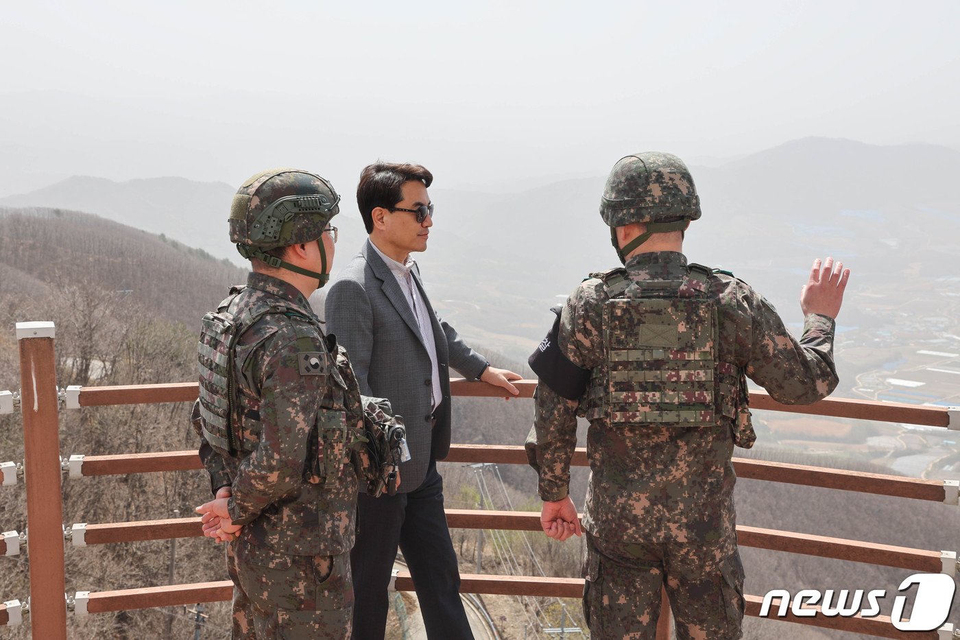 본문 이미지 - 양구 을지전망대 방문한 김진태 강원지사.(강원도 제공) 2024.4.18/뉴스1