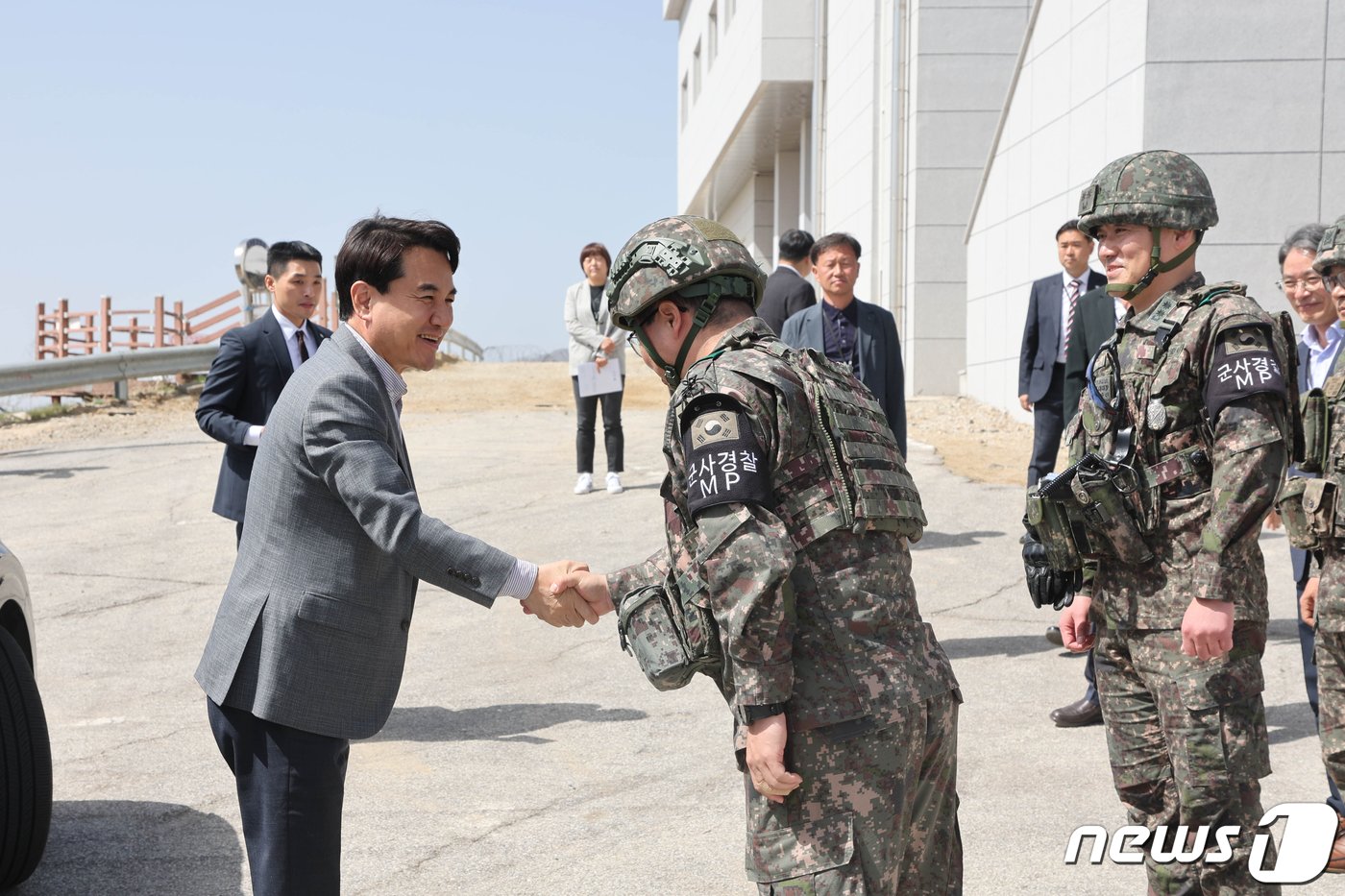 본문 이미지 - 양구 을지전망대 방문한 김진태 강원지사.(강원도 제공) 2024.4.18/뉴스1