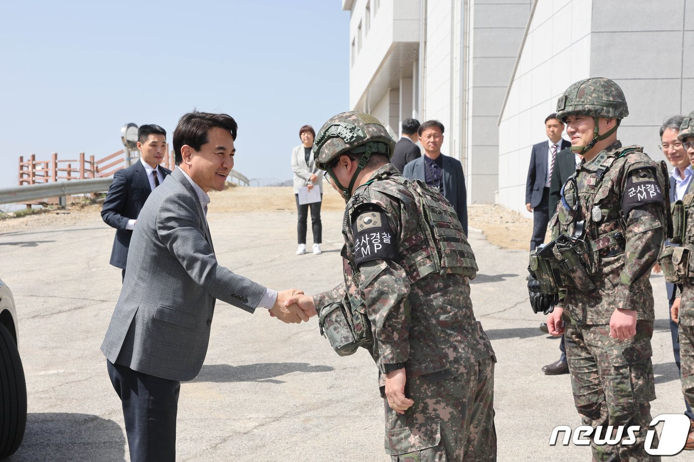 양구 을지전망대 방문한 김진태 강원지사.&#40;강원도 제공&#41; 2024.4.18/뉴스1